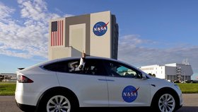 Kosmonauti před startem rakety Falcon 9