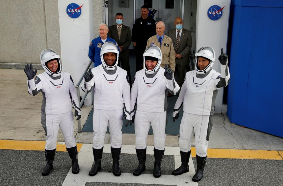Kosmonauti před startem Falcon 9.