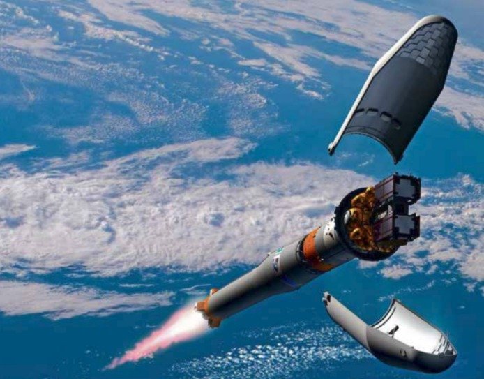 Vizualizace ESA ukazuje odhození ochranného štítu z nákladového modulu nosné rakety Ariane. Družicím se tak otevírá cesta k samostatné pouti na oběžnou dráhu. Část jejich elektroniky by mohly dodávat i české firmy.