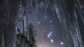 Budeme v budoucnu moci hvězdy pozorovat přímo z obýváku? (Nádherný snímek oblohy z jeskyně v alpských Nízkých Taurách vznikl 27. prosince minulého roku)
