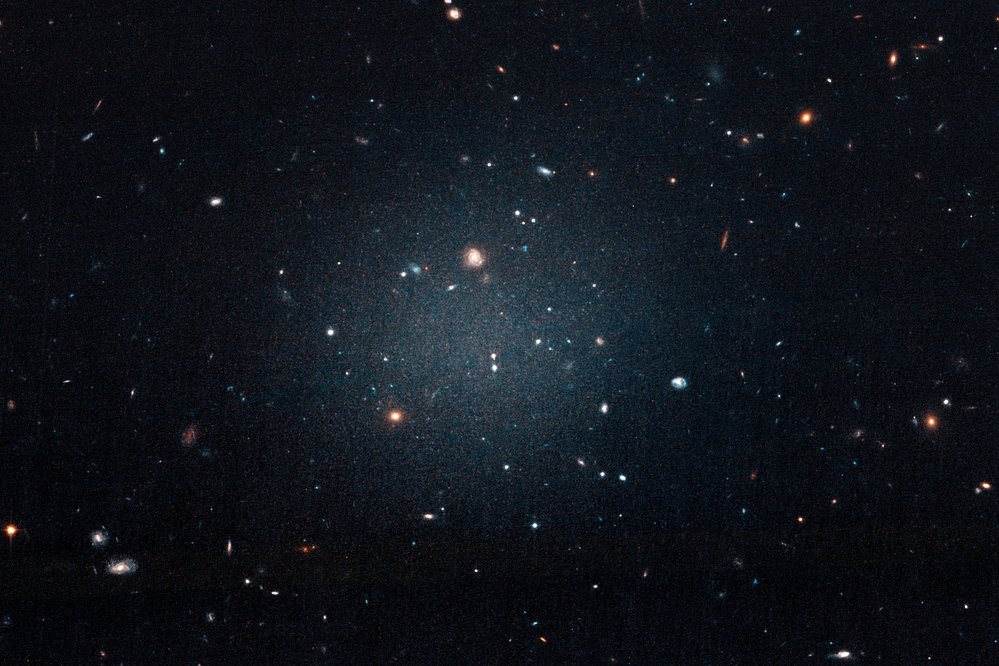 Dříve objevená galaxie NGC 1052-DF2 neobsahuje téměř žádnou temnou hmotu. Nachází se 65 milionů světelných let od nás