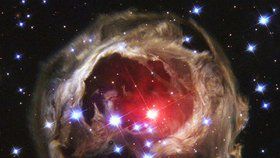 Dvojhvězda má výrazně červenou barvu a podle odhadů se její povrchová teplota pohybuje mezi 3700 a 4200 stupni Celsia. (Ilustrační foto)