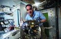 Astronaut Chris Cassidy instaluje novou separační komoru pro čištění moči