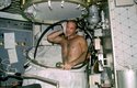 Americký astronaut Jack Lousma po koupeli ve sprše kosmické stanice Skylab 3