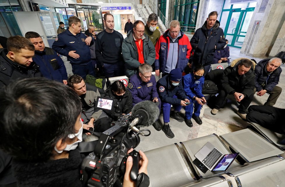 Japonský miliardář se vrátil na Zemi po 12 dnech na Mezinárodní vesmírné stanici