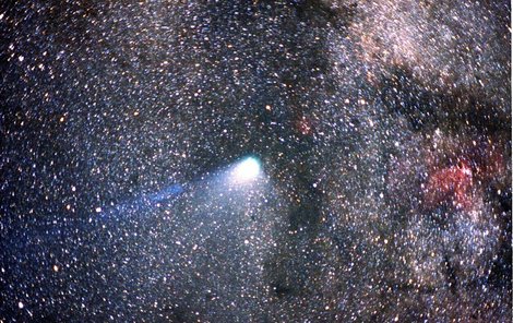 Halleyova kometa je ze Země vidět každých 75 až 76 let.