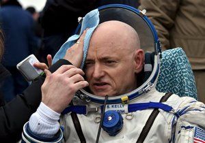 Scott Kelly pobyl ve vesmíru 340 dnů v kuse, což je americký rekord. Ovšem nyní za to "pyká".