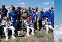 Trio astronautů se vrátilo z vesmíru na Zemi, cesta jim trvala tři hodiny