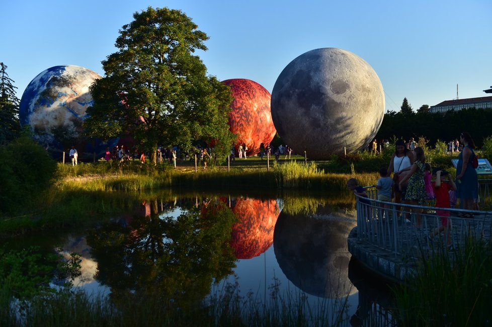 Hvězdárna a planetárium Brno vystavila všechny své nafukovací desetimetrové modely vesmírných těles - Měsíce, Země, Marsu a Slunce.