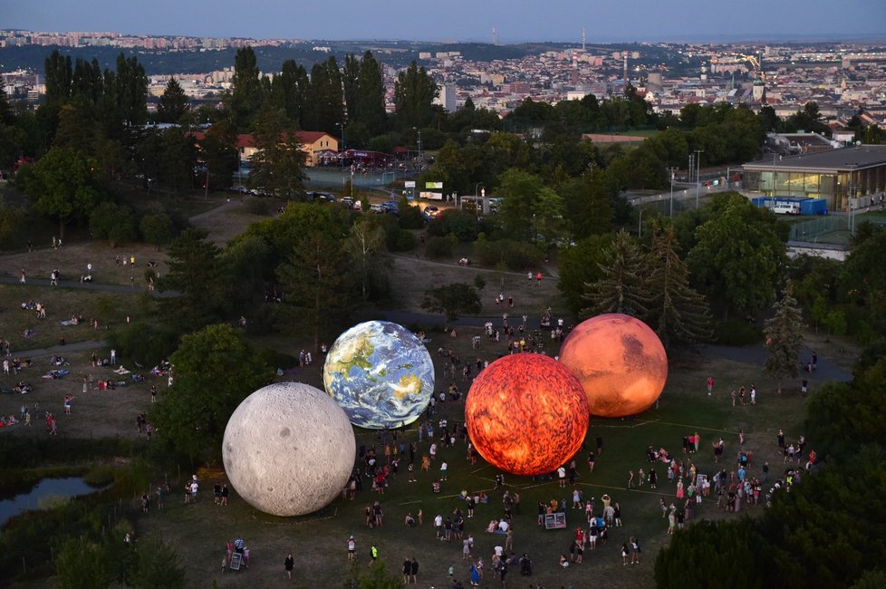 Hvězdárna a planetárium Brno vystavila všechny své nafukovací desetimetrové modely vesmírných těles - Měsíce, Země, Marsu a Slunce.