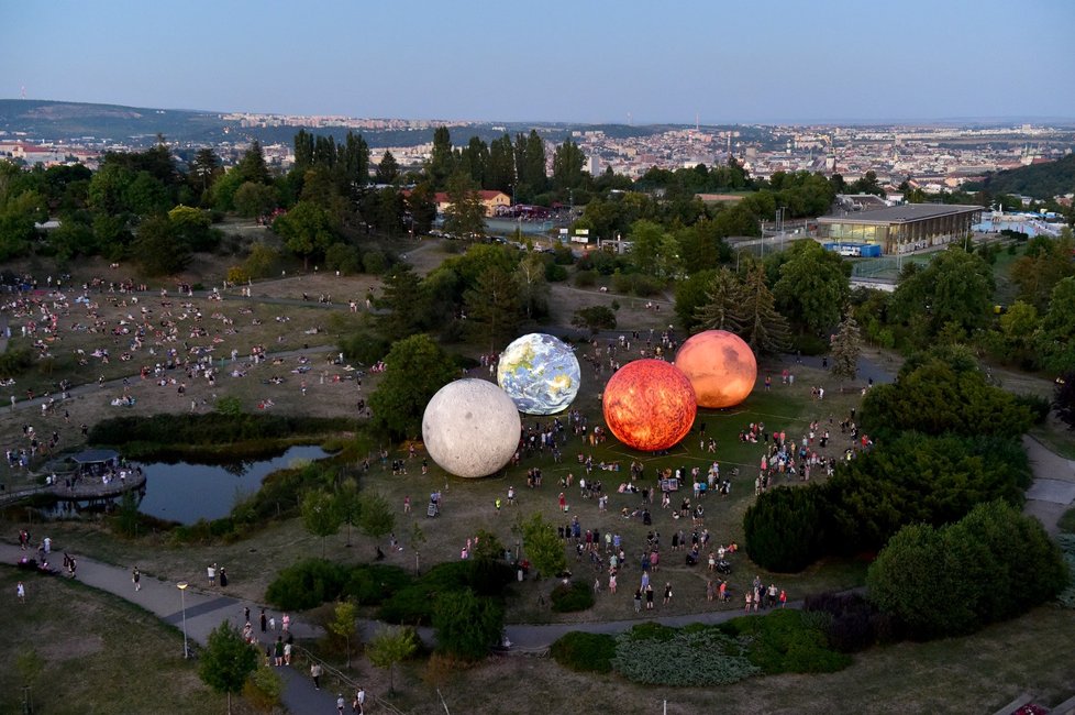 Hvězdárna a planetárium Brno vystavila všechny své nafukovací desetimetrové modely vesmírných těles - Měsíce, Země, Marsu a Slunce.