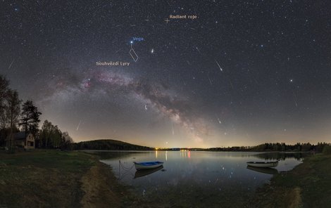 Úžasný snímek meteorického roje Lyridy z loňského roku nad Sečskou přehradou na Pardubicku.