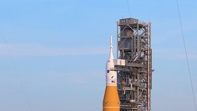 K Měsíci bude Orion posílat nová raketa SLS.