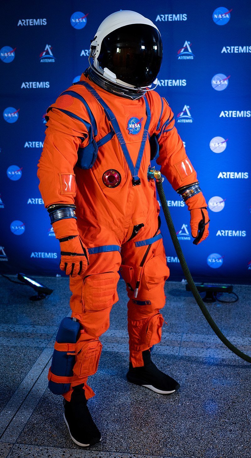 Takto budou oblečeny posádky misí Artemis v lodi Orion.