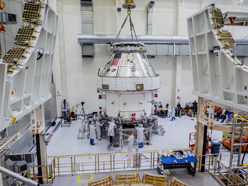 Kosmická loď Orion bude vozit astronauty na Měsíc.