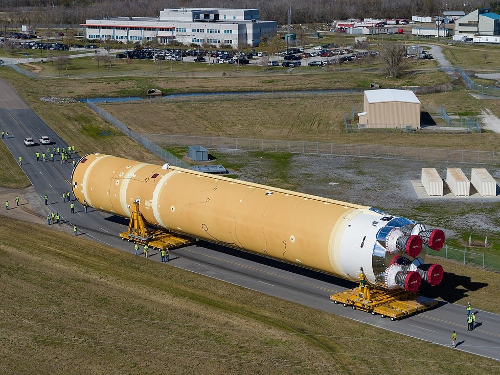 K Měsíci bude Orion posílat nová raketa SLS.