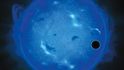 Exoplaneta GJ 1214 b během přechodu před mateřskou hvězdou (v ultrafialovém  světle)