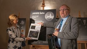 Jeden z objevitelů planetky Špilas Miloš Tichý z Observatoře Kleť s primátorkou Brna Markétou Vaňkovou.