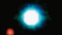 2M1207 je hnědým trpaslíkem, okolo kterého obíhá planeta o hmotnosti asi 4 Jupiterů (vlevo dole).