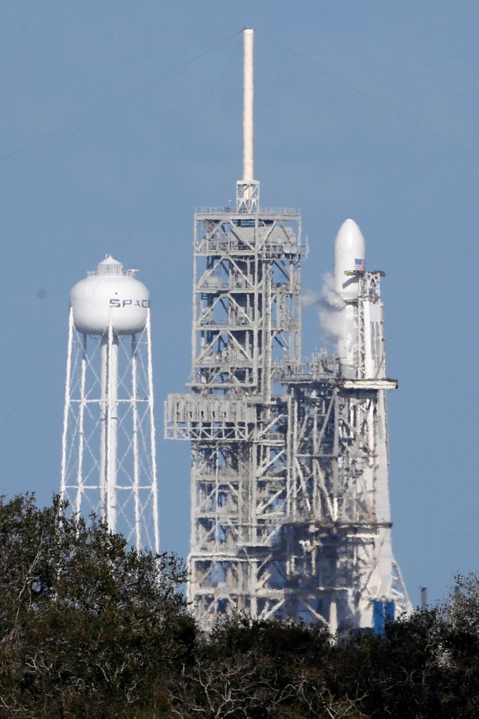 Raketa Falcon Heavy společnosti SpaceX vizionáře Elona Muska za sebou má úspěšný testovací start, během kterého do vesmíru vynesla i elektromobil Tesla Roadster.