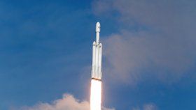 Další úspěch vizionáře Muska: Raketa Falcon Heavy odstartovala i s elektromobilem