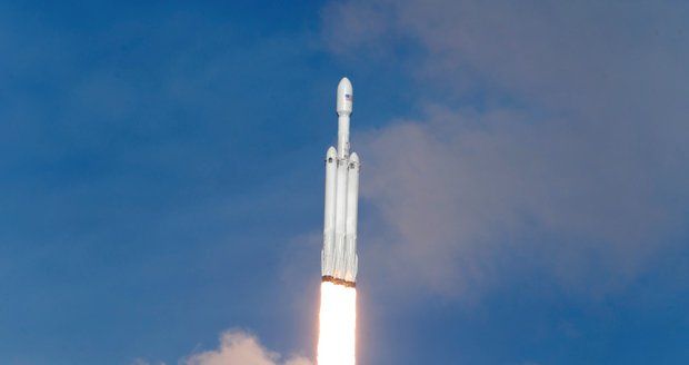 Další úspěch vizionáře Muska: Raketa Falcon Heavy odstartovala i s elektromobilem