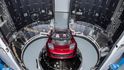 Elektromobil Tesla Roadster, který společnost SpaceX použila jako závaží při prvním testovacím startu nejtěžší rakety od dob raket Vulcan, která donesla člověka na měsíc, Falcon Heavy