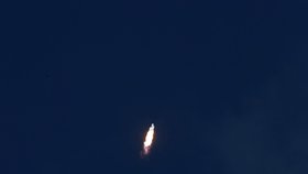 Start nejtěžší rakety současnosti byl o to úspěšnější, že se podařilo i přistání pomocných motorů, které po pár minutách doletěly zpět na místo startu