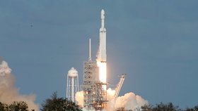 Raketa Falcon Heavy společnosti SpaceX vizionáře Elona Muska za sebou má úspěšný testovací start, během kterého do vesmíru vynesla i elektromobil Tesla Roadster.