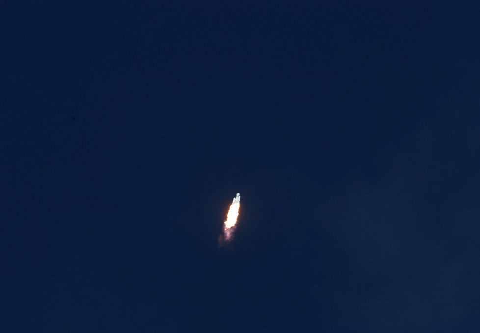 Start nejtěžší rakety současnosti byl o to úspěšnější, že se podařilo i přistání pomocných motorů, které po pár minutách doletěly zpět na místo startu.
