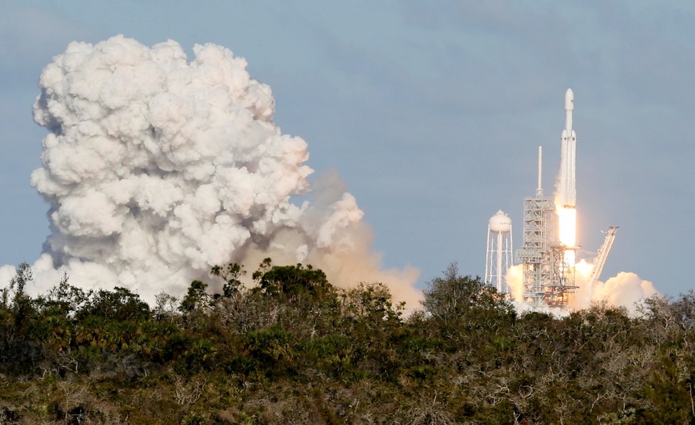 Raketa Falcon Heavy společnosti SpaceX vizionáře Elona Muska za sebou má úspěšný testovací start, během kterého do vesmíru vynesla i elektromobil Tesla Roadster.