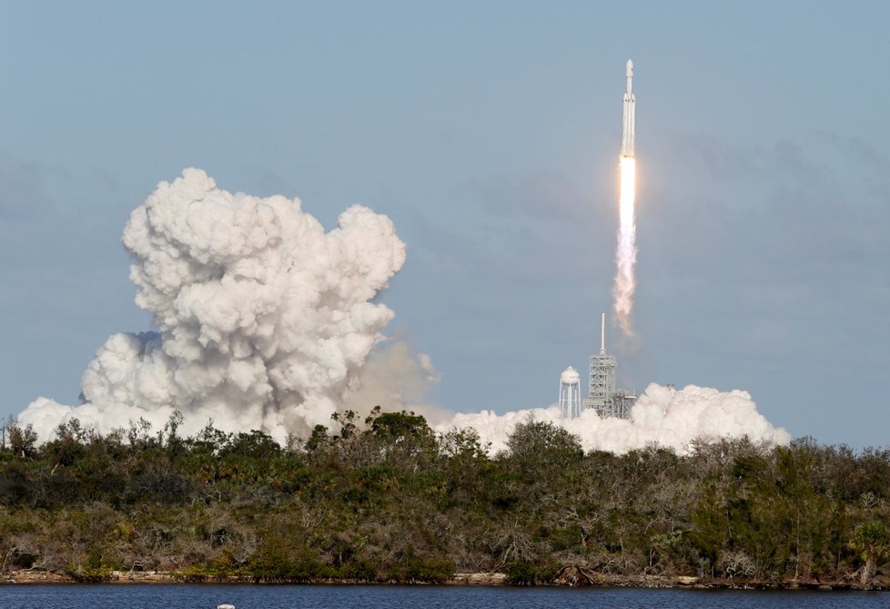 Raketa Falcon Heavy společnosti SpaceX vizionáře Elona Muska za sebou má úspěšný testovací start, během kterého do vesmíru vynesla i elektromobil Tesla Roadster