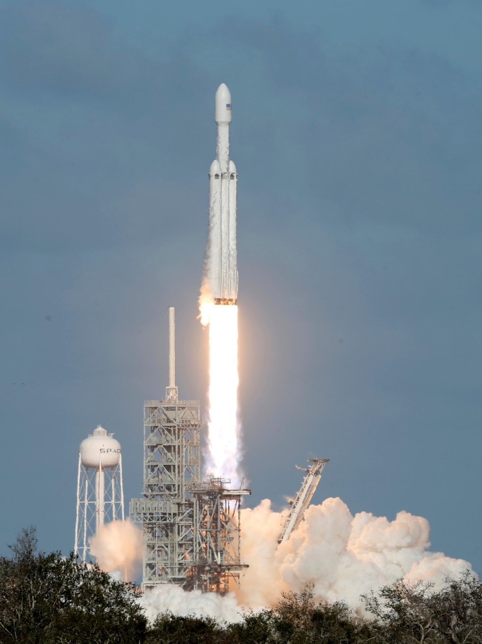 Raketa Falcon Heavy společnosti SpaceX vizionáře Elona Muska za sebou má úspěšný testovací start, během kterého do vesmíru vynesla i elektromobil Tesla Roadster.