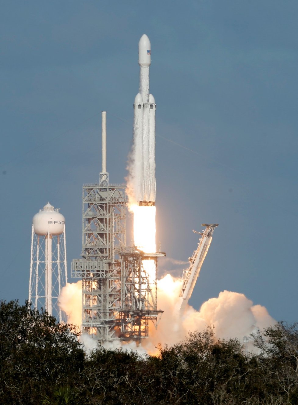 Raketa Falcon Heavy společnosti SpaceX vizionáře Elona Muska za sebou má úspěšný testovací start, během kterého do vesmíru vynesla i elektromobil Tesla Roadster