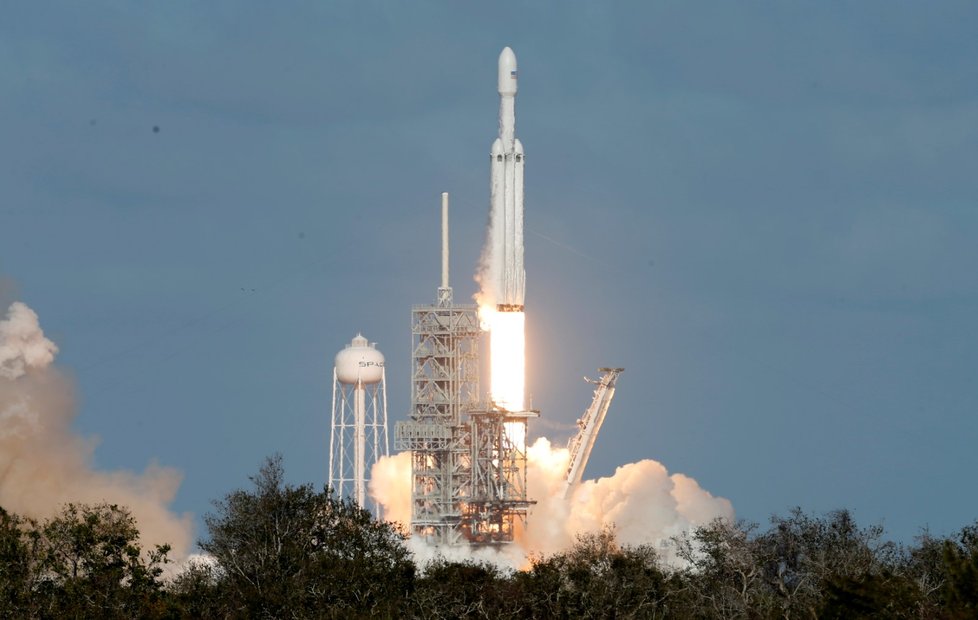 Raketa Falcon Heavy společnosti SpaceX vizionáře Elona Muska za sebou má úspěšný testovací start, během kterého do vesmíru vynesla i elektromobil Tesla Roadster