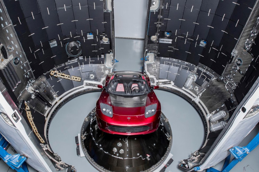 Elektromobil Tesla Roadster, který společnost SpaceX použila jako závaží při prvním testovacím startu nejtěžší rakety od dob raket Saturn V, která donesla člověka na měsíc, Falcon Heavy