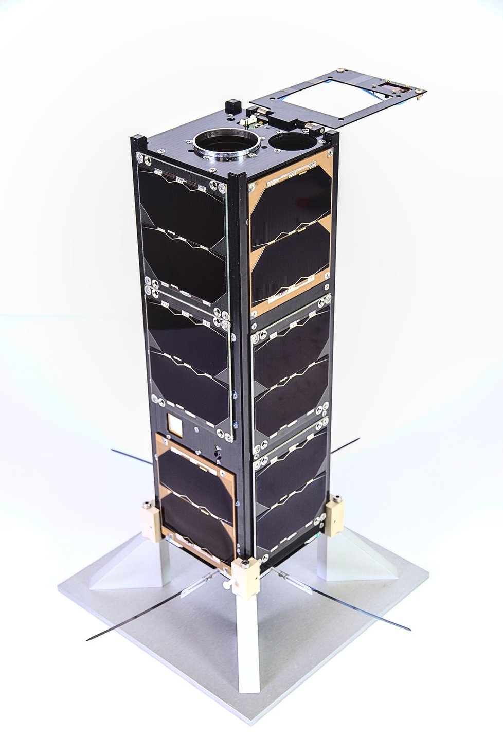 Satelit tvoří tři deseticentimetrové kostky, takzvané cubesaty.