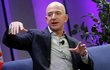 Jeff Bezos (51) Majetek: 1,2 bn. Kč Zdroj: Amazon.comRelativně málo známá firma Blue Origin funguje už 14 let. Sídlí na Bezosově ohromném texaském ranči s připojeným soukromým kosmodromem a dlouhodobě vyvíjí koncept vícenásobně použitelného vesmírného dopravního prostředku. A po nynějším úspěchu může klidně zaútočit i na dosud prominentní pozici NASA ohledně pilotovaných vesmírných letů. Samozřejmě může usilovat i o post dopravce astronautů a materiálu pro mezinárodní vesmírnou stanici ISS, kterou dosud obstarávala také jen NASA, od roku 2012 ve spolupráci se soukromou SpaceX miliardáře Elona Muska (a také ruských raket Sojuz).