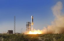 Miliardář Jeff Bezos (51) úspěšně otestoval svou vesmírnou raketu! Houstone, máš problém! Amazon ti »letí do zelí«!