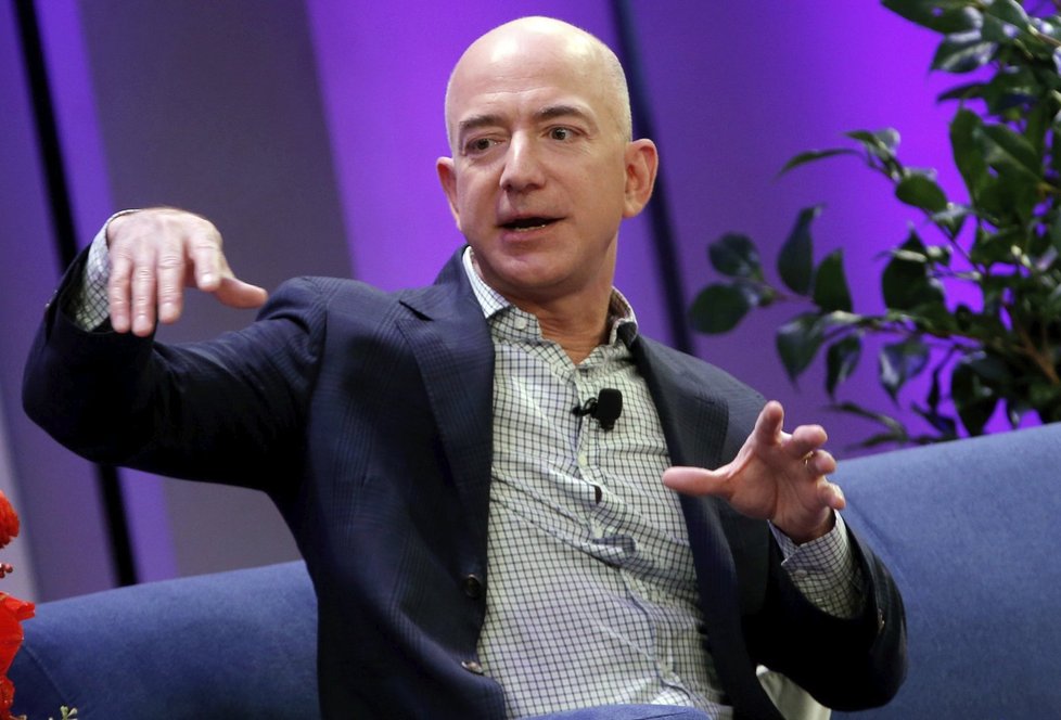 Jeff Bezos je díky akciím Amazonu nejbohatším mužem světa.