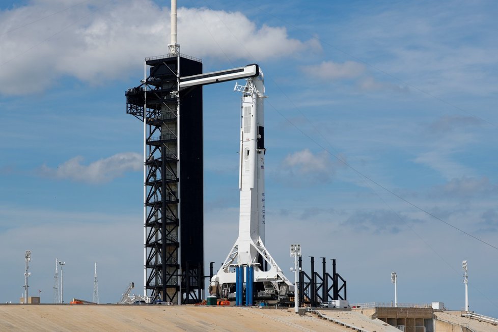 Z Kennedyho vesmírného střediska na Floridě odstartuje k prvnímu testovacímu letu nová kosmická loď Crew Dragon soukromé americké společnosti SpaceX. Místo astronautů poletí do kosmu figurína. (2.3.2019)