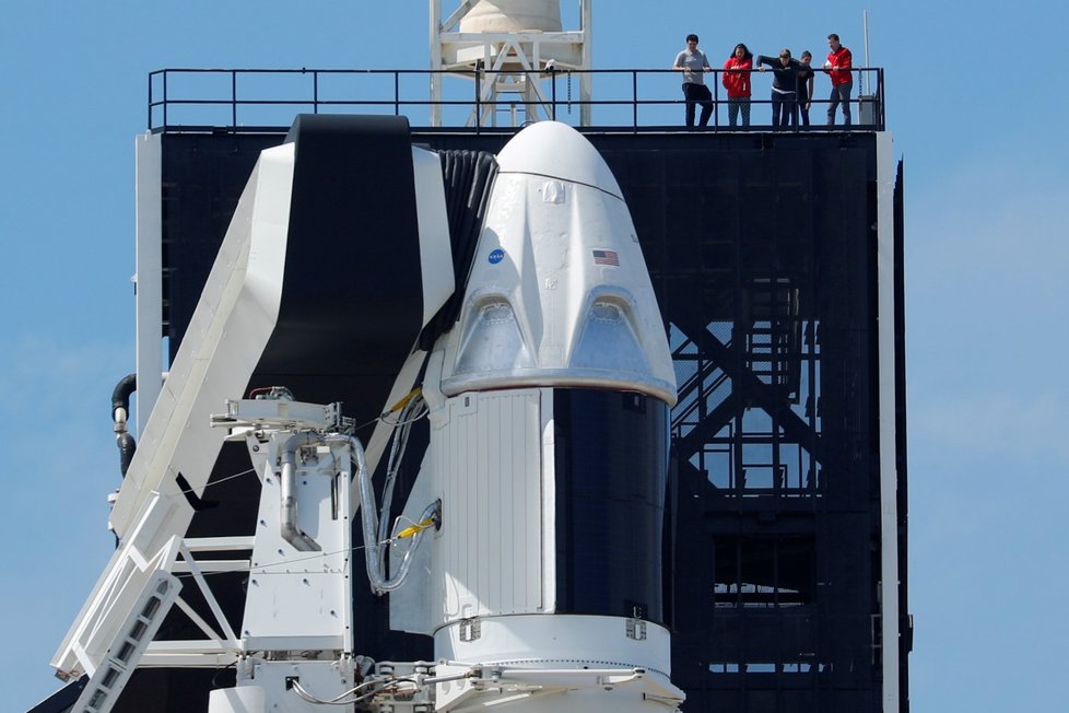 Z Kennedyho vesmírného střediska na Floridě odstartuje k prvnímu testovacímu letu nová kosmická loď Crew Dragon soukromé americké společnosti SpaceX. Místo astronautů poletí do kosmu figurína. (2.3.2019)