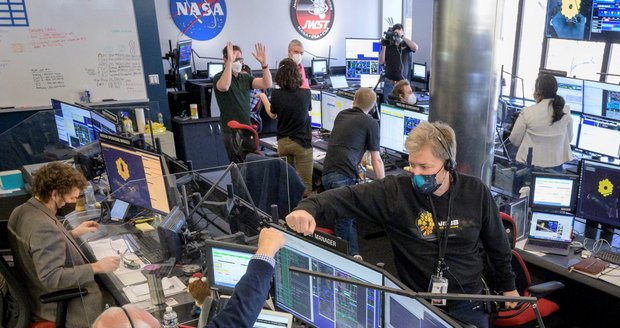 Webbův teleskop dělá NASA radost: Úspěšně rozvinul zrcadla a má dohlédnout na počátek vesmíru