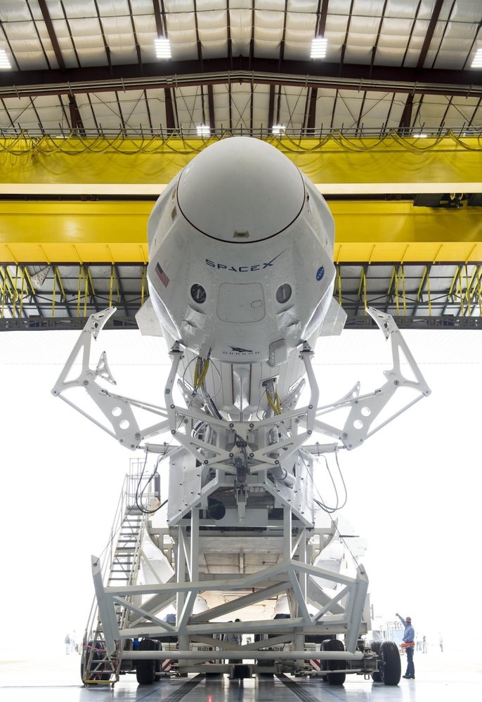 Crew Dragon na raketě Falcon 9 před vyvezením na startovací rampu