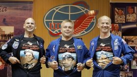 Zleva kanadský miliardář a filantrop Guy Laliberte, uprostřed ruský kosmonaut Maxim Surayev a vpravo jeho americký kolega Jeffrey Williams.