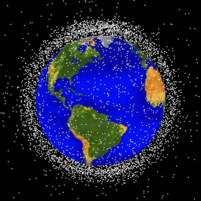 Na orbitální skládce se hromadí trosky vysloužilých satelitů, vyhořelých stupňů nosných raket a dalších umělých objektů, které dohromady váží asi tři tisíce tun.