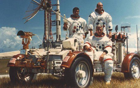 Posádka letu s vozítkem Moon rover. (Zleva) Harrison Schmitt, Ronald Evans a pod nimi velitel Eugene Cernan.