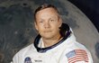 Své poprvé si na konto připsal i americký astronaut Neil Armstrong (†82). Jako první člověk vstoupil na povrch Měsíce! Stalo se tak 21. července 1969 a on tehdy pronesl památnou větu: „Je to malý krůček pro člověka, ale velký skok pro lidstvo.