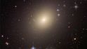 ESO 325-G004, typická eliptická galaxie