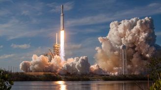 Falcon Heavy je velkým úspěchem Muskových inženýrů. Ne však jeho byznysu 